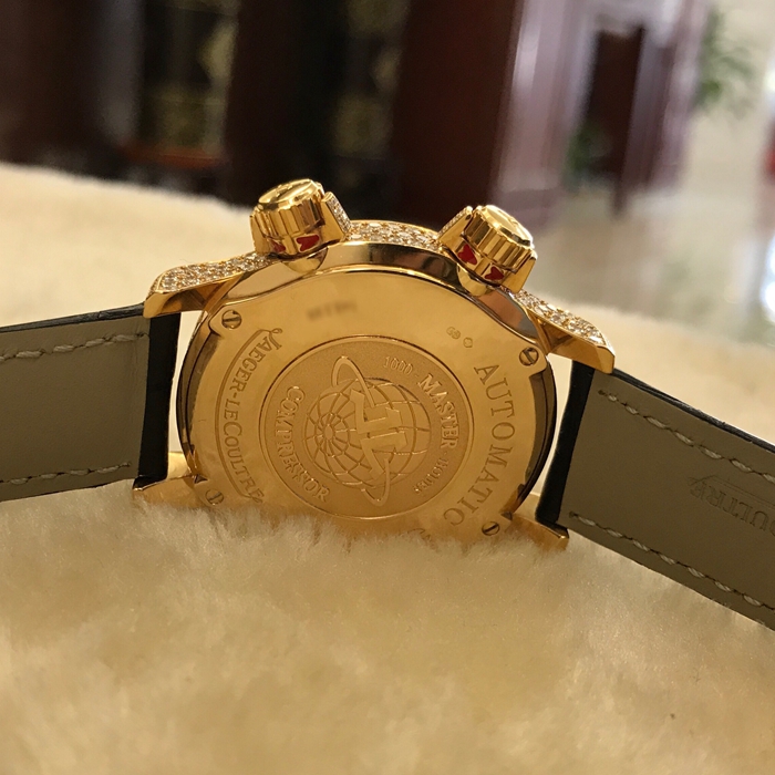 Jaeger-LeCoultre 积家 MASTER COMPRESSOR系列，36.6毫米表径。18K玫瑰金表壳镶钻。白色面盘，3点位置两地时日历显示。蓝宝石水晶玻璃表镜。自动上弦机械机芯。