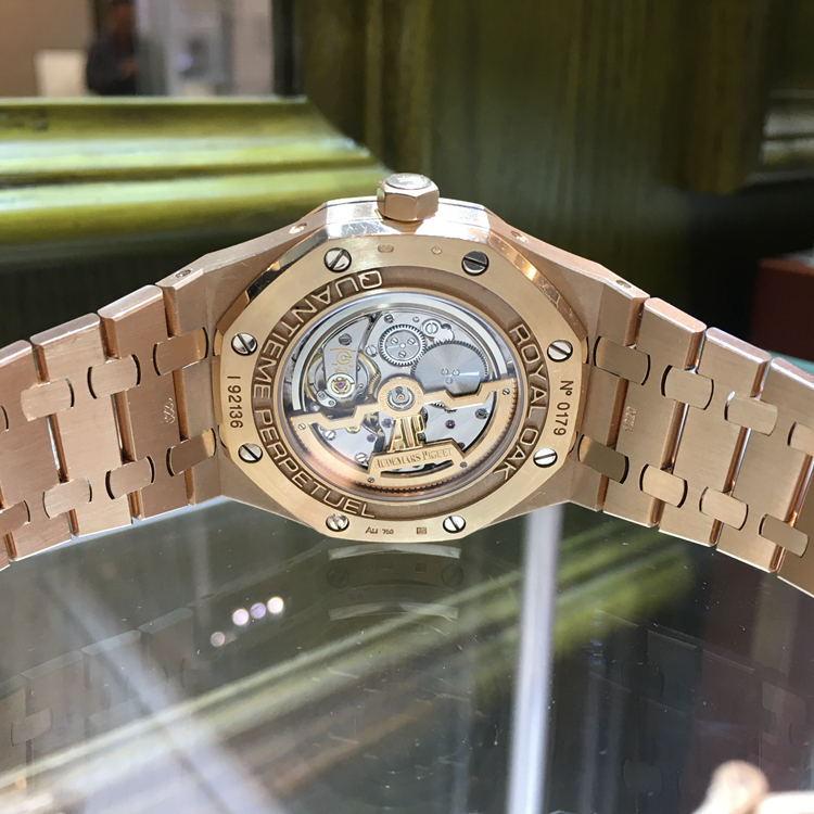 Audermars Piguet 爱彼 皇家橡树系列，26574OR.OO.1220OR.02。41毫米表径，18K玫瑰金表壳，蓝色面盘，镌刻“ Grande Tapisserie大格纹装饰图案， 荧光玫瑰金嵌入式时标和荧光皇家橡树指针，蓝色内表圈。搭配万年历、星期、日期、天文精确月相、月份、闰年、小时及分钟显示功能，自产5134自动上弦机械机芯，动力储备40小时，专柜定价：716000元。 单表无附件。