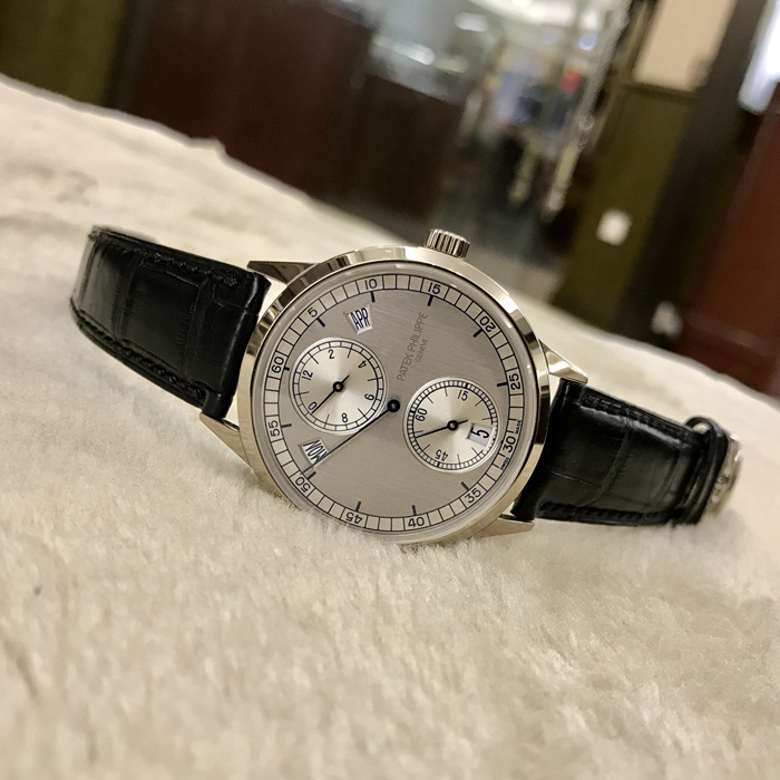 PATEK PHILIPPE 百达翡丽 复杂功能时计系列，5235G-001。40.5毫米表径，18K白金表壳，双色调银色表盘，经垂直缎纹磨砂处理，搭配蓝色转印刻度。中心大分针，年历、视窗式星期、日期和月份显示功能，31-260 REG QA自动上弦机械机芯，动力储备44小时。专柜定价：375800元。 单表附保卡。