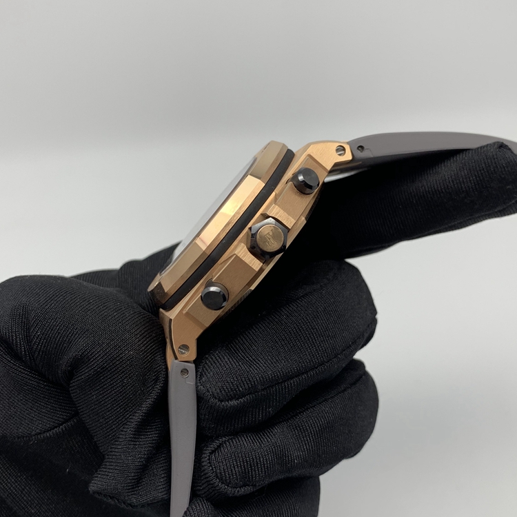 Audermars Piguet 爱彼 皇家橡树离岸型系列，26470OR.OO.A125CR.01。42毫米表径，18K玫瑰金表壳，灰钌色表盘镌刻“Méga Tapisserie”超大型格纹装饰，搭配象牙色副表盘，玫瑰金米色荧光阿拉伯数字和皇家橡树指针，灰钌色内表圈，3点位置日期显示，计时功能，Cal.3126/3840自动上弦机械机芯，动力储备60小时。专柜定价：302000元。 单表无附件。