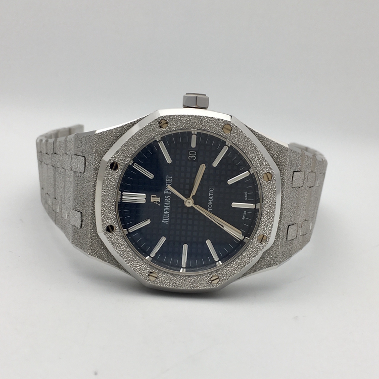 Audermars Piguet 爱彼 皇家橡树系列，15410BC.GG.1224BC.01。41毫米表径，18K白金表壳，蓝色表盘镌刻“Grande Tapisserie”大型格纹装饰，白金材质荧光立体时标和皇家橡树指针，日期显示功能，Cal.3120自动上弦机械机芯，动力储备41小时。专柜定价：408000元。 全套附件齐全。