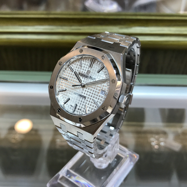 Audermars Piguet 爱彼 皇家橡树系列，15450ST.OO.1256ST.01。37毫米表径，精钢表壳搭配经反炫光处理的蓝宝石水晶玻璃镜面和底盖及旋入式表冠，银色表盘镌刻Grande Tapisserie“大格纹”装饰图案，搭配白金荧光立体时标和皇家橡树指针。Cal.3120自动上弦机械机芯，动力储备60小时。 全套附件齐全。