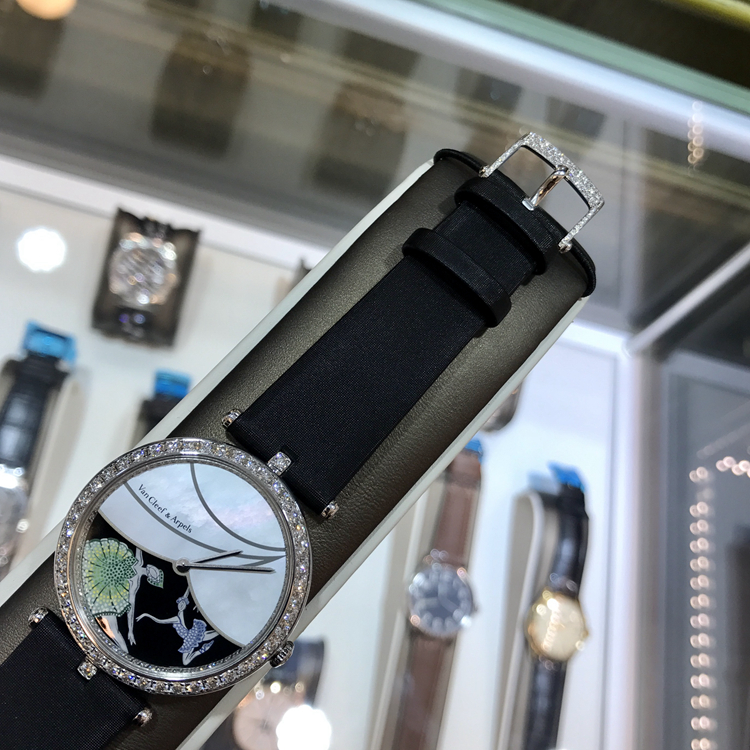 Van Cleef & Arpels 梵克雅宝，ARF16200。38毫米表径，18K白金钻石表圈，贝母/珐琅面盘，手动上弦机械机芯。 单表附保卡。