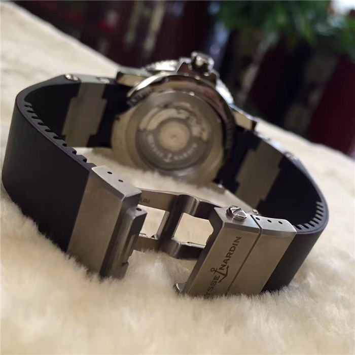 Ulysse Nardin 雅典航海系列，263-90-3/72。钛金属45毫米表径，背透自动机械，小三针，日历显示，动力储备显示，橡胶表带折叠扣。专柜定价：8300欧元。 未使用品全套附件齐全。
