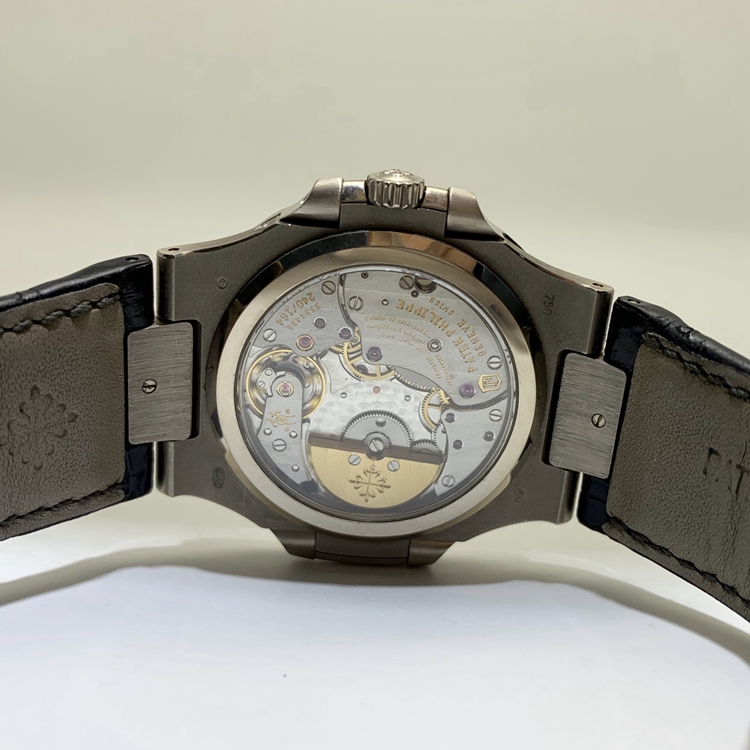 PATEK PHILIPPE 百达翡丽 NAUTILUS 运动系列，5712G-001。40毫米表径，18K白金表壳，深灰色面盘，覆荧光涂层金质立体时标，指针式日期显示、月相显示、动力储备显示功能，Cal.240 PS IRM C LU自动上弦机械机芯，动力储备48小时。专柜定价：318800元。 全套附件齐全。