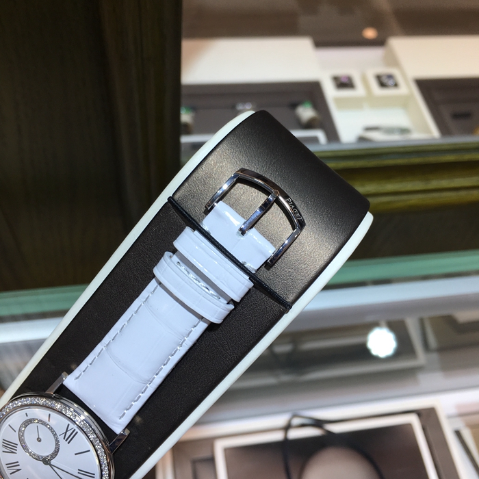 PIAGET 伯爵 ALTIPLANO系列，G0A36106。34毫米表径，18K白金表壳，镶衬72颗圆形美钻（约0.5克拉）。白色表盘镶衬一排28颗圆形美钻（约0.1克拉），设有小秒针计时盘。搭载伯爵制450P超薄手动上链机械机芯。备有小秒针。动力储备43小时。专柜定价：200900元。 全套附件齐全。