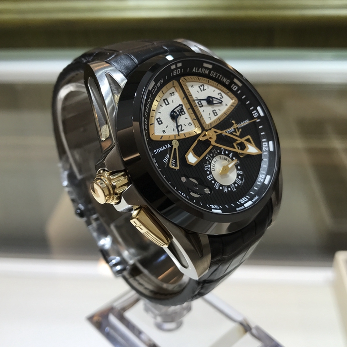 Ulysse Nardin 雅典 鎏金系列，675-00。44毫米表径，钛金属表壳，陶瓷表圈，大日历显示，双时区，闹钟功能。自动上弦机械机芯，动力储备42小时。专柜定价：388000港币。 未使用品全套附件齐全。