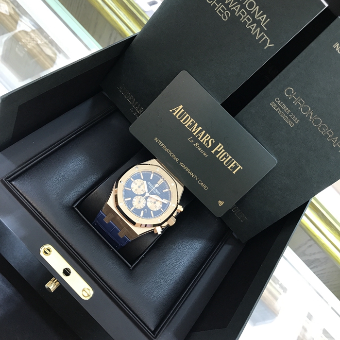 Audermars Piguet 爱彼 皇家橡树系列，26331OR.OO.D315CR.01。41毫米表径，18K玫瑰金表壳，蓝色面盘镌刻“Grande Tapisserie”大格纹装饰，玫瑰金色副表盘，搭配玫瑰金荧光立体时标和皇家橡树指针。日期显示、计时功能自动上弦机械机芯，动力储备40小时。专柜定价：287000元。 未使用品全套附件齐全。