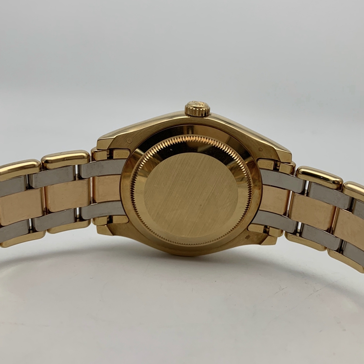 Rolex 劳力士 星期日历型系列，18948-72748TRIDOR-8R2B。39毫米表径，18K黄金/18K玫瑰金/18k白金原钻表壳，银白色面盘，钻石时标，中央时、分及秒针；快调瞬跳星期日历；3点位置为防反光凸透式放大日历窗，12点位置为星期显示，自动上弦机械机芯。 单表无附件。