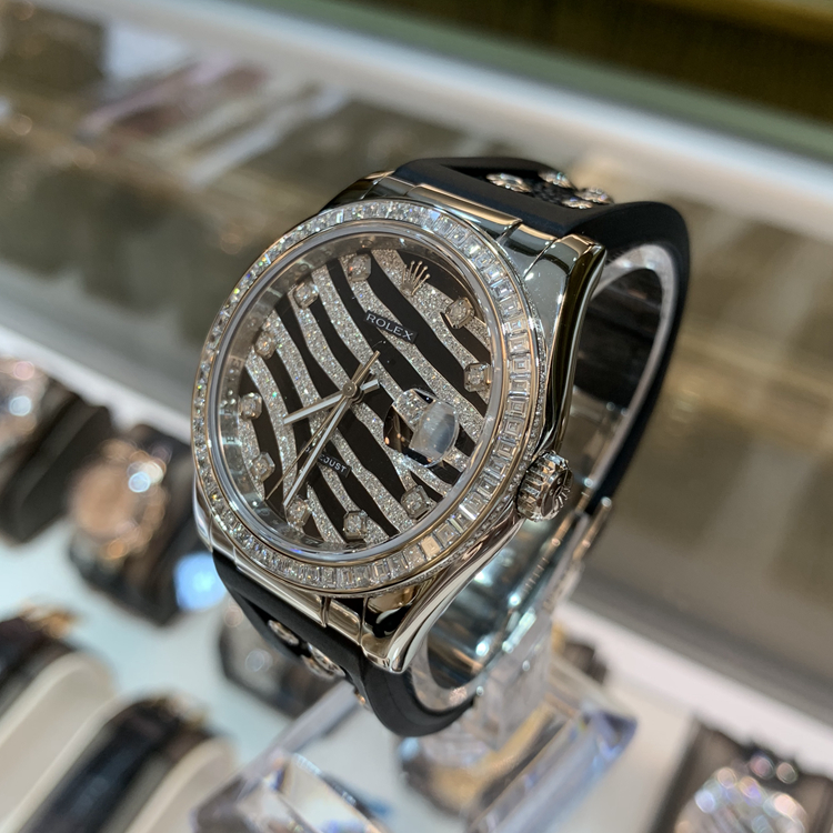  Rolex 劳力士 女装日志型 系列，116189 BBR。魔鬼鱼，18K白金方钻圈，盘面斑马纹镶钻，魔鬼鱼皮橡胶结合表带，共镶嵌10颗钻石。3135型自动上链机械机芯，动力储备48小时。罕见稀有款式，已停产。专柜定价646600元。 单表无附件。
