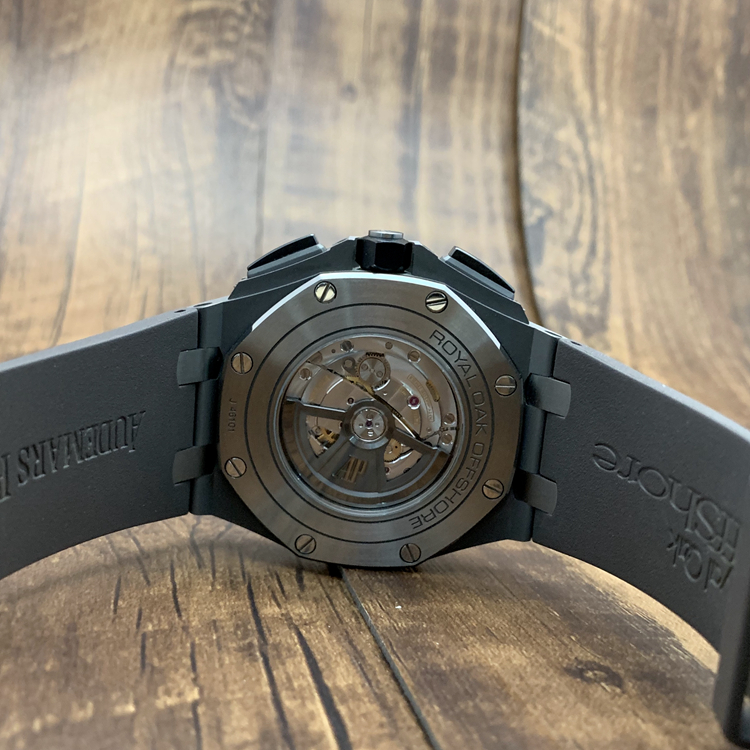 Audermars Piguet 爱彼 皇家橡树离岸型系列，26400IO.OO.A004CA.01。44毫米表径，钛金属，黑色陶瓷表圈，深灰色表盘镌刻“Méga Tapisserie”超大格纹装饰，搭配铑色外区和副表盘，白金材质荧光立体时标和皇家橡树指针，3点位置日期显示，计时功能，Cal.3126/3840自动上弦机械机芯，动力储备60小时，专柜定价：226000元。 单表无附件。