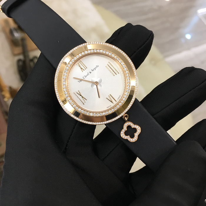 Van Cleef & Arpels 梵克雅宝 CHARMS系列，VCARM95100。38毫米表径，18K玫瑰金镶钻表壳，白色面盘，罗马数字时标，精准石英机芯。专柜定价：190000元。 单表无附件。