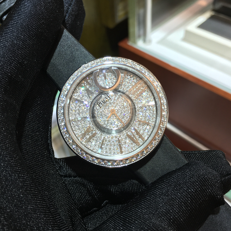 PIAGET 伯爵 LIMELIGHT系列，G0A37156。39毫米表径，18K白金原钻表壳镶衬52颗圆形美钻（约 1.6克拉），表盘镶衬335颗圆形美钻（约 2.3克拉），搭配18K白金时标，罗马数字时标，Cal.56P精准石英机身，专柜定价：488500元。 全套附件齐全。