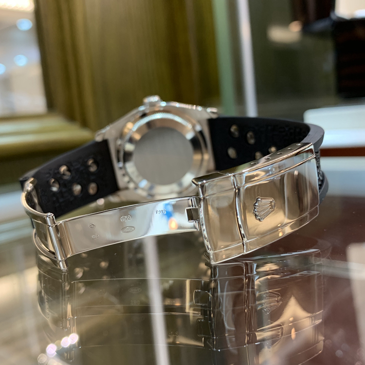  Rolex 劳力士 女装日志型 系列，116189 BBR。魔鬼鱼，18K白金方钻圈，盘面斑马纹镶钻，魔鬼鱼皮橡胶结合表带，共镶嵌10颗钻石。3135型自动上链机械机芯，动力储备48小时。罕见稀有款式，已停产。专柜定价646600元。 单表无附件。