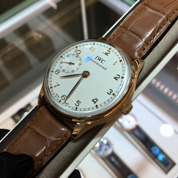 IWC 万国 葡萄牙系列 IW524202。43毫米表径。18K玫瑰金表壳，钢镀铑圆形表盘，三问报时功能，Cal.95290手动上弦机械机芯，动力储备43小时。全球限量250只，专柜定价615000元。 全套附件齐全。