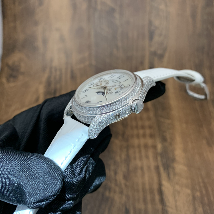 PATEK PHILIPPE 百达翡丽 复杂功能时计系列，4937G-001。37毫米表径，珍珠贝母面，宝玑式字块，3点位置为月份显示，6点位置为视窗式日期显示，9点位置为星期显示，月相显示功能，Cal.324 S QA LU自动上弦机械机芯，动力储备45小时，专柜定价：515000元。 单表无附件。?