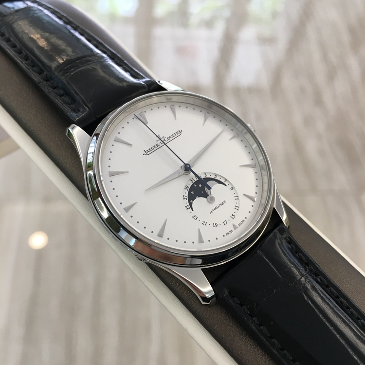 Jaeger-LeCoultre 积家 master 大师系列，1368420。39毫米表径，精钢表壳，银色面盘，放射状拉丝，镀铑时标，太妃形指针，6点位置日期、月相显示，Cal.925/1自动上弦机械机芯，动力储备43小时。专柜定价：67500元。 全套附件齐全。