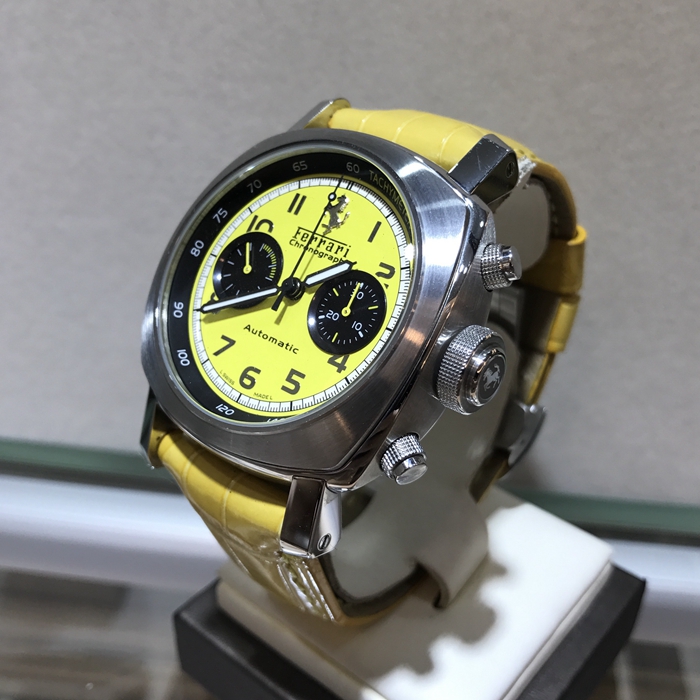 Panerai 沛纳海 FER00011。45毫米表径，精钢表壳，法拉利黄色面盘，12点位置法拉利立马标志，阿拉伯刻度，自动上弦机械机芯。限量800只，运动感十足，专柜定价：72400元。 全套附件齐全。