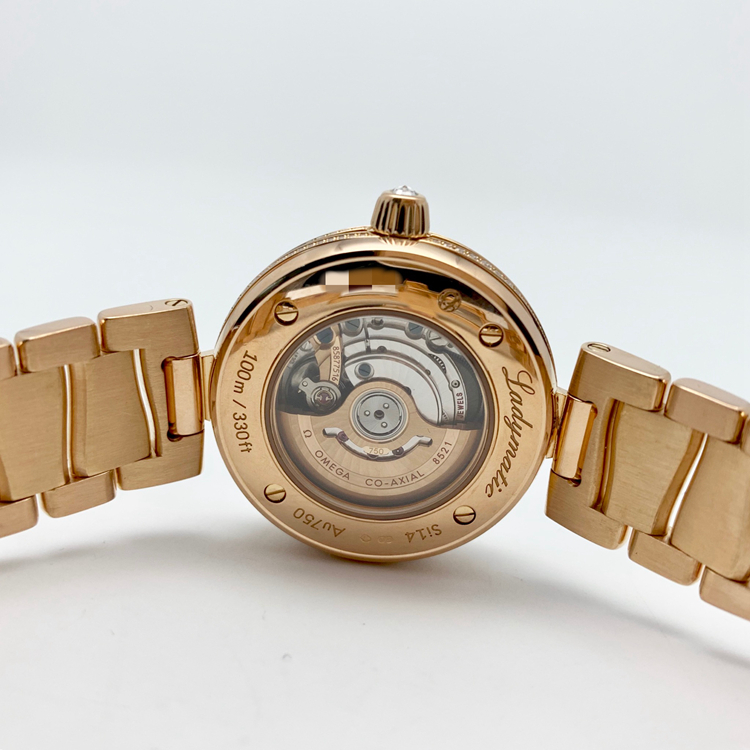 Omega 欧米茄 碟飞系列，425.65.34.20.55.003。34毫米表径，18K玫瑰金原钻表壳，刻钻珍珠贝母面盘，日期显示功能，自产Cal.8521自动上弦机械机芯，动力储备50小时。专柜定价：313100元。 单表无附件。