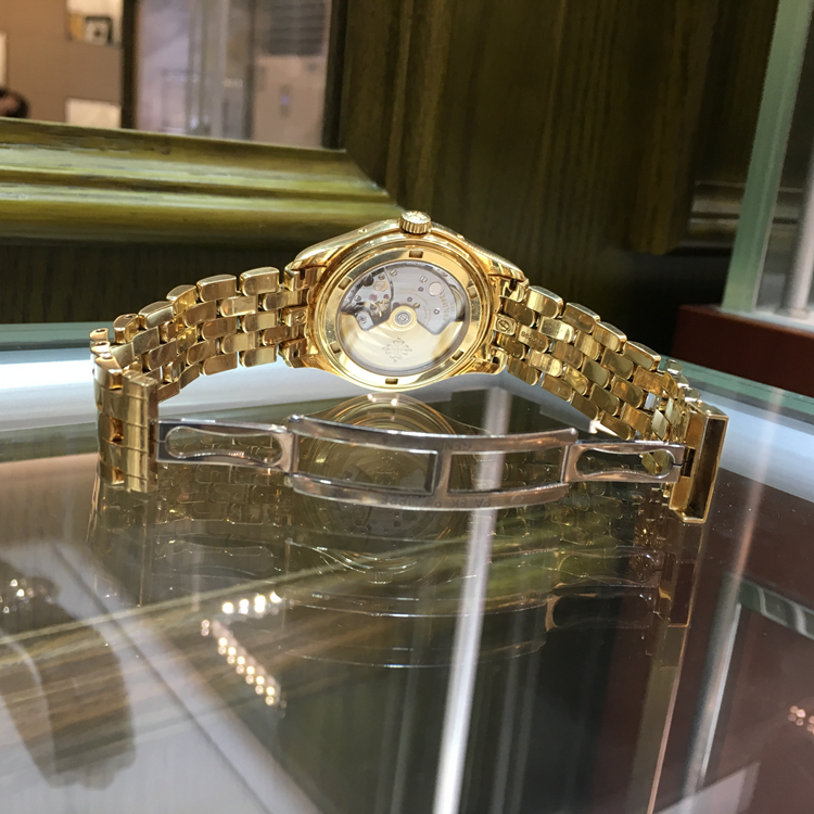 PATEK PHILIPPE 百达翡丽 复杂功能时计系列，5146/1J-001。39毫米表径，18K黄金表壳，米黄色面盘，金质立体时标和字块，中心大秒针。年历功能，指针式星期和月份显示、动力储存显示，视窗式日期显示、月相显示。324 S IRM QA LU自动上弦机械机芯，动力储备45小时。 单表无附件。