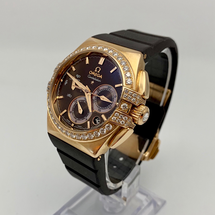 Omega 欧米茄 星座系列，121.57.35.50.13.001。35毫米表径，18K玫瑰金原钻表壳，深棕色面盘，日期显示、计时功能，Cal.3313自动上弦机械机芯，动力储备52小时，专柜定价：206700元。 单表无附件。