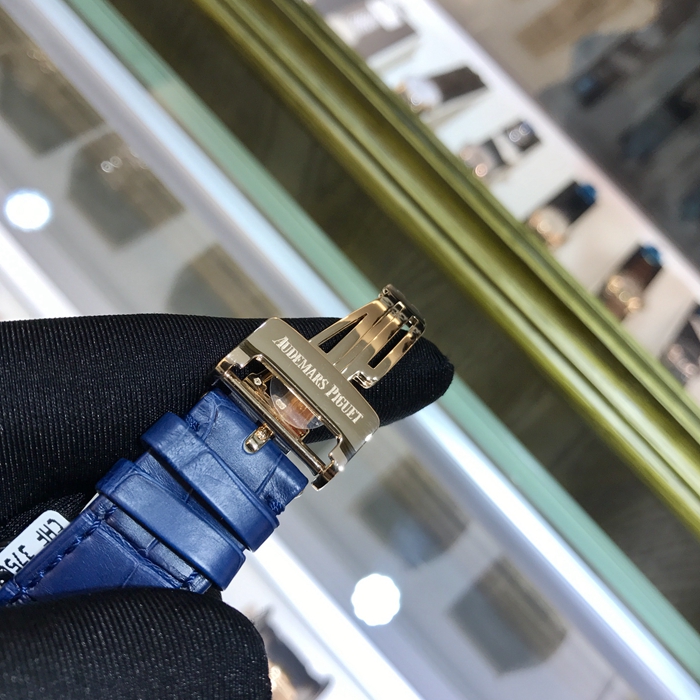 Audermars Piguet 爱彼 皇家橡树系列，26331OR.OO.D315CR.01。41毫米表径，18K玫瑰金表壳，蓝色面盘镌刻“Grande Tapisserie”大格纹装饰，玫瑰金色副表盘，搭配玫瑰金荧光立体时标和皇家橡树指针。日期显示、计时功能自动上弦机械机芯，动力储备40小时。专柜定价：287000元。 未使用品全套附件齐全。