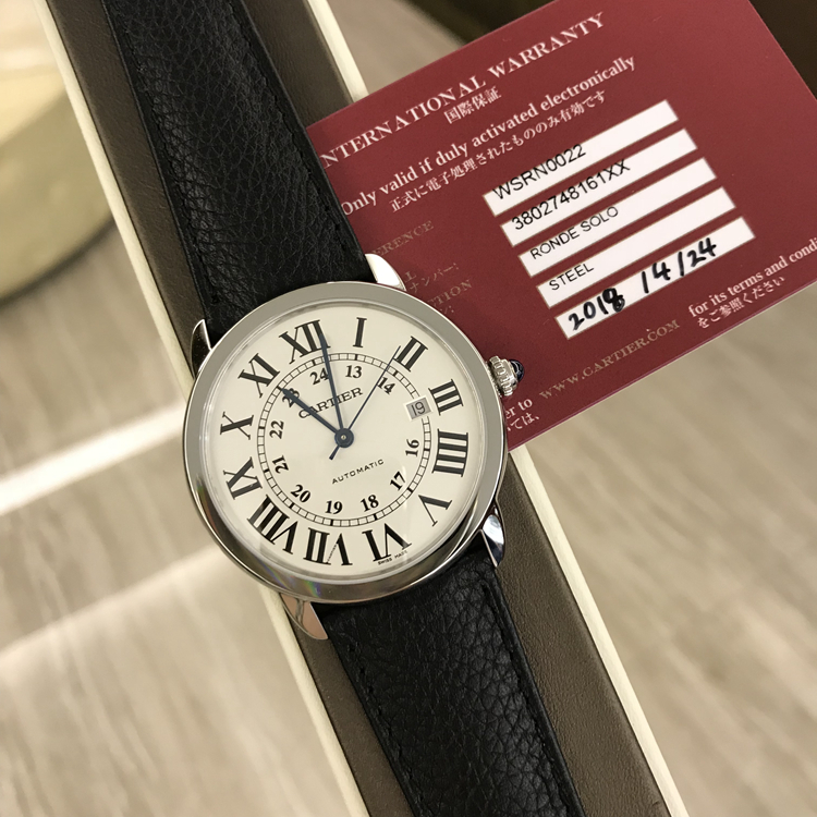 CARTIER 卡地亚 ROTONDE DE CARTIER系列，WSRN0022。42毫米表径，精钢表壳，镀银珠光表盘，剑形蓝钢指针，3点位置日期显示，自动上弦机械机芯。专柜定价：26000元。 单表附保卡。