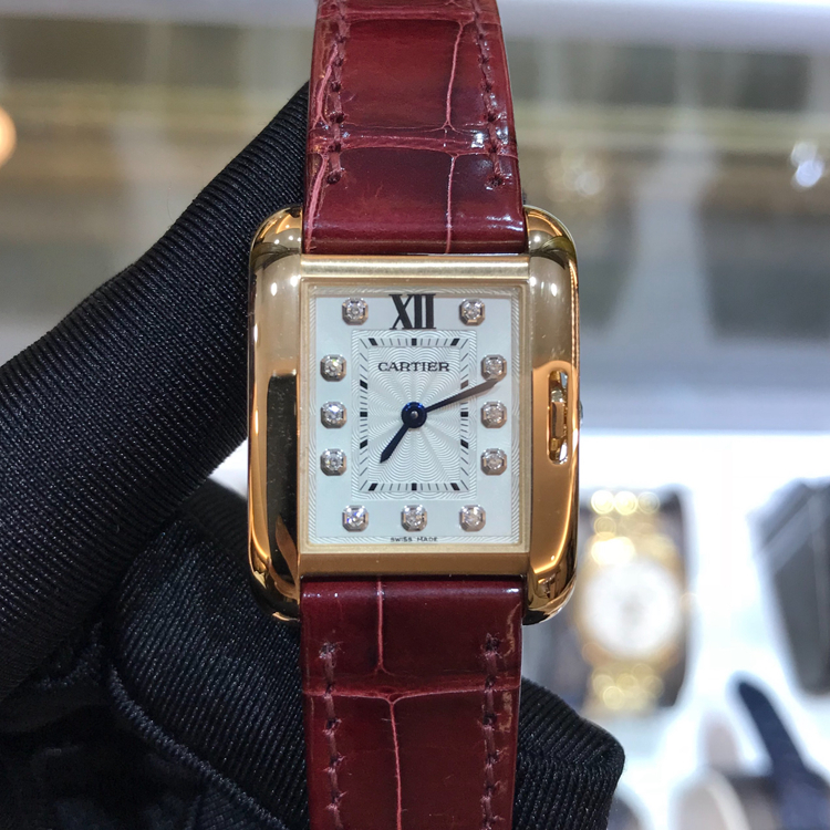 Cartier 卡地亚 Tank 坦克系列，WJTA0007。30.2 x 22.7毫米表径，18K玫瑰金表壳，镀银漆面，镶嵌11颗明亮式切割圆钻，精准石英机身，专柜定价：86500元。 单表无附件。