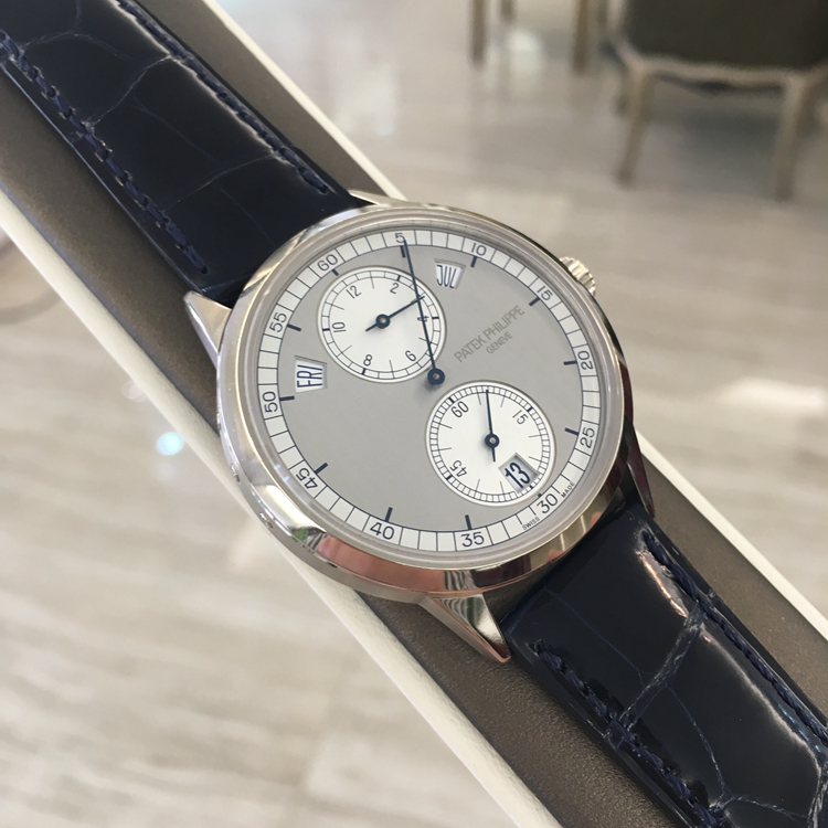 PATEK PHILIPPE 百达翡丽 复杂功能时计系列，5235G-001。40.5毫米表径，18K白金表壳，双色调银色表盘，经垂直缎纹磨砂处理，搭配蓝色转印刻度。中心大分针，年历、视窗式星期、日期和月份显示功能，31-260 REG QA自动上弦机械机芯，动力储备44小时。专柜定价：375800元。 未使用品全套附件齐全。
