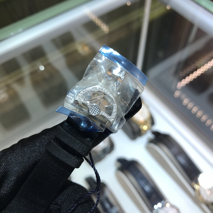 Breguet 宝玑 Reine de Naples 那不勒斯皇后系列，8918BB/58/864/D00D。36.5*28.45毫米表径，18K白金原钻表壳，镀银金面盘，局部缀以白色天然贝母，Cal.537/3自动上弦机械机芯，专柜定价：284200元。 未使用品全套附件齐全。