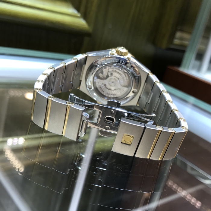 Omega 欧米茄 星座系列，123.25.31.20.55.003。31毫米表径，18K黄金镶钻表壳，珍珠贝母面，镶钻时标，三点位置视窗式日期显示，自动机械机芯，动力储备50小时。 单表无附件。