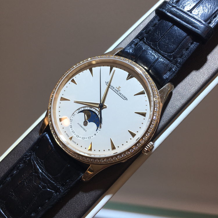 Jaeger-LeCoultre 积家 master 大师系列，1362501。39毫米表径，18K玫瑰金表壳，镶嵌80颗钻石，约0.57克拉， 蛋壳黄面盘，镀金时标，6点位置月相、日期显示，自产925/1自动上弦机械机芯，动力储备43小时，专柜定价：169000元。 全套附件齐全。