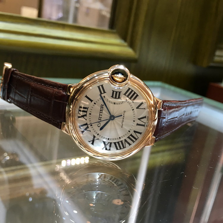 Cartier 卡地亚 Ballon Bleu 蓝气球系列，W6900456。36.6毫米表径，18K玫瑰金表壳，银白色面盘，罗马数字时标，Cal.076自动上弦机械机芯，专柜定价：105000元。 单表无附件。