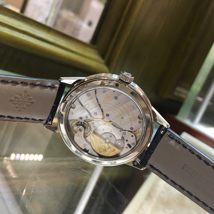 PATEK PHILIPPE 百达翡丽 复杂功能时计系列，5235G-001。40.5毫米表径，18K白金表壳，双色调银色表盘，经垂直缎纹磨砂处理，搭配蓝色转印刻度。中心大分针，年历、视窗式星期、日期和月份显示功能，31-260 REG QA自动上弦机械机芯，动力储备44小时。专柜定价：375800元。 未使用品全套附件齐全。