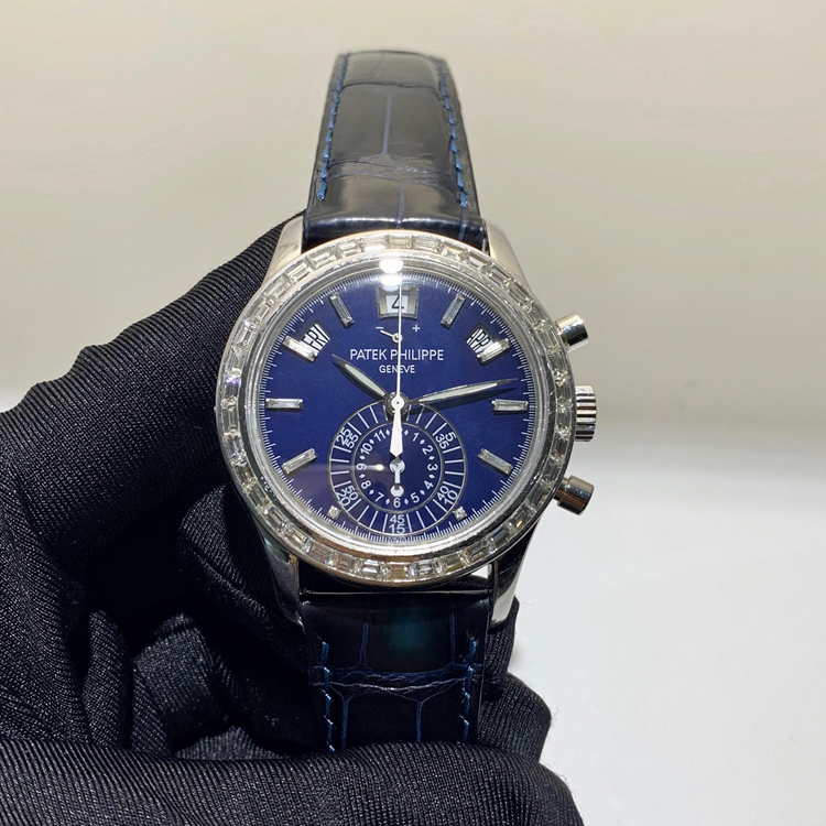 PATEK PHILIPPE 百达翡丽 复杂功能时计系列，5960。40.5毫米表径，PT950铂金后加钻表壳，蓝色面盘，8颗长形后加钻石时标，日期显示、星期显示、月份显示、动力储备显示、计时功能，自动上弦机械机芯。 单表无附件。