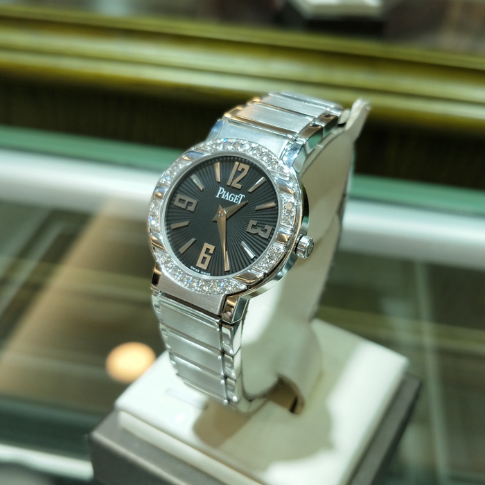 PIAGET 伯爵，GOA28047。28毫米表径，18K白金镶钻，特殊黑色面盘，精准石英机芯。 单表无附件。