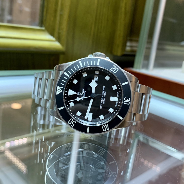 Tudor 帝舵 PELAGOS系列，25500TN。42毫米表径，钛金属/精钢表壳，单向旋转外圈，配黑色陶质字圈，潜水标志特色的“雪花”指针，黑色面盘，3点位置为日期显示，Cal.2824自动上弦机械机芯，动力储备38小时。专柜定价：39800元 单表附保卡。