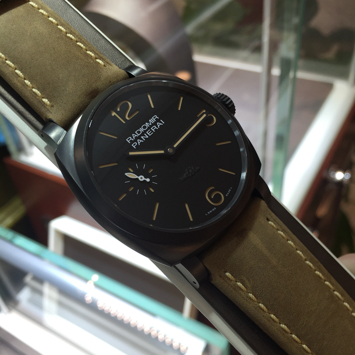 Panerai 沛纳海 RADIOMIR 1940系列，PAM00532。2013年特别限量版，限量500只。表径47毫米，表壳采用外层经DLC（仿钻结晶碳）涂层处理的精钢材质，使外观呈现黑色哑光效果。黑色表盘采用“三明治式”结构，线条极尽简洁。附夜光阿拉伯数字及小时标示。9点钟位置设小秒针，6点钟位置铭刻慢速鱼雷浮雕图案。刚玉制成蓝宝石水晶表镜。沛纳海自产 P.3000手动上链机械式机芯，两个发条盒，动力储备72小时（3日）。