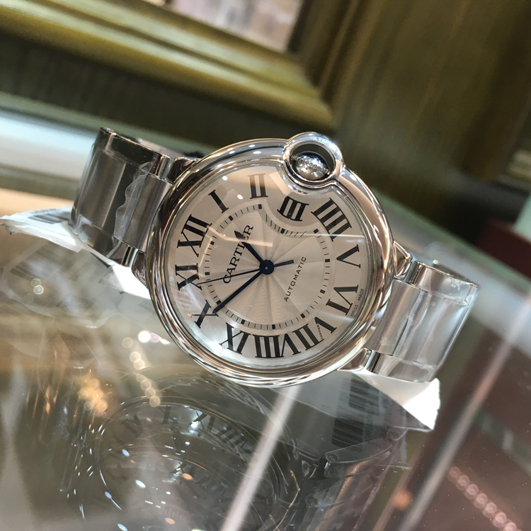 Cartier 卡地亚 Ballon Bleu 蓝气球系列，W6920046。36.6毫米表径，精钢表壳，镀银面盘，罗马数字时标，Cal.076自动上弦机械机芯，专柜定价：45400 元。 未使用品全套附件齐全。