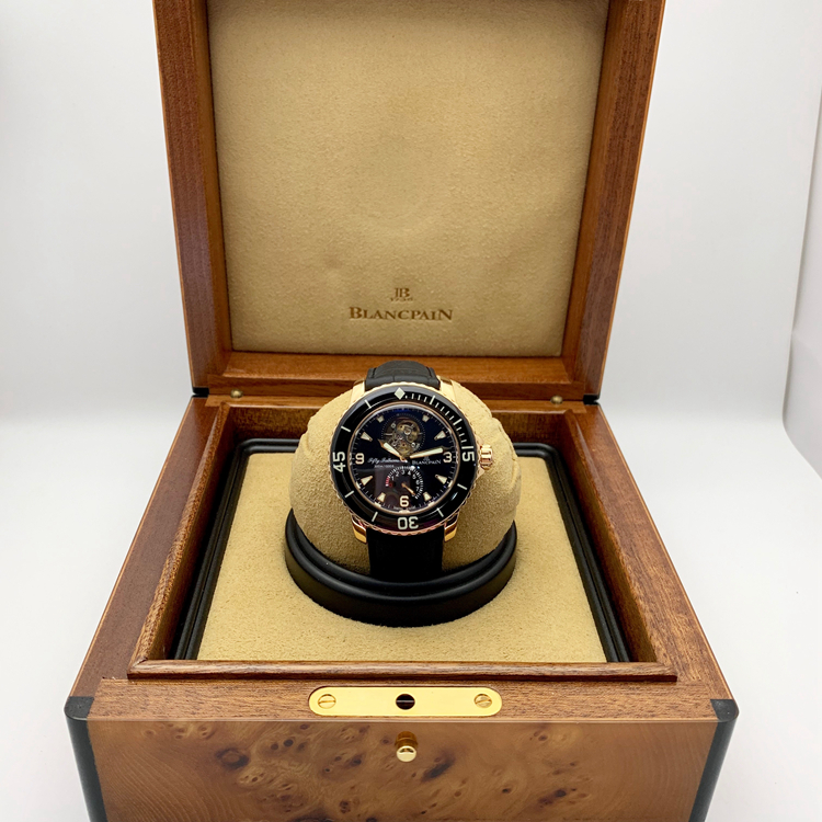 Blancpain 宝珀 五十噚系列，5025-3630-52A。45毫米大表径，18K玫瑰金表壳，黑色面盘，12点位置陀飞轮装置，6点位置动力储备显示，25A自动上弦机械机芯，动力储备192小时，专柜定价：1029500元。 单表附盒子。