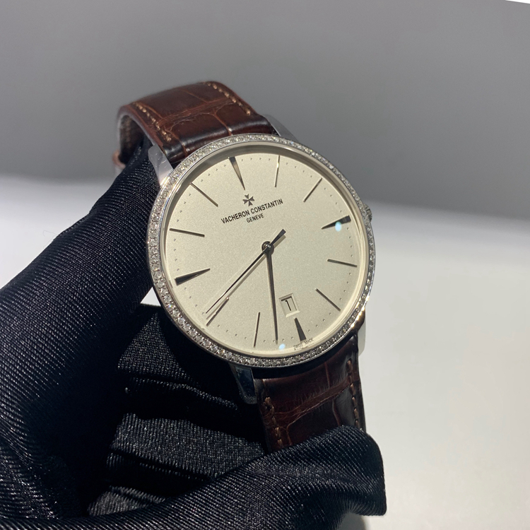 Vacheron Constantin 江诗丹顿 传承系列，85180/000G-9230。40毫米表径，18K白金后加钻表壳，白色面盘，6点位置日期显示，2450 Q6自动上弦机械机芯，动力储备40小时。 单表无附件。