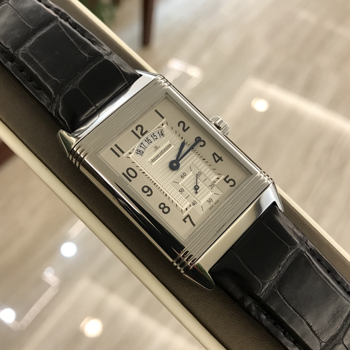 Jaeger-LeCoultre 积家 Reservo 翻转腕表系列，Q3748421。48.5x29.5毫米表径，精钢表壳，两个表盘分别显示两个不同的时间。正面显示标准时间，并设有小秒针于6点位置和12点位设日期窗口，表盘外侧饰以垂直雕纹、中间以巴黎钉饰纹修饰。背面显示第二时区时间，并设有昼／夜指示功能。手动上弦机械机芯，动力储备48小时。专柜定价：72500元。 单表无附件。