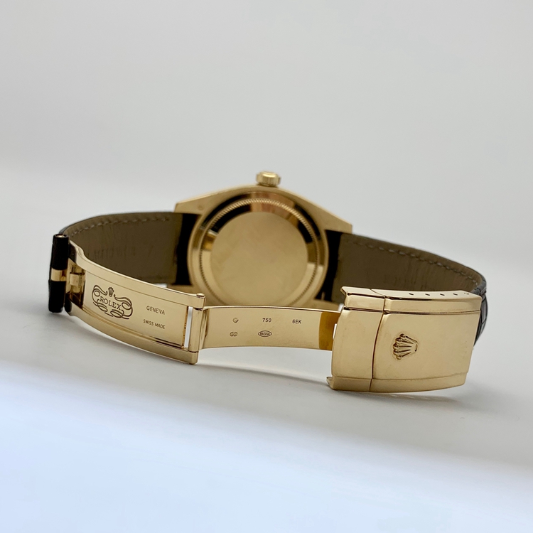 ROLEX 劳力士 SKY-DWELLER系列，326138。42毫米表径，18K黄金表壳，劳力士Ring Command三角坑纹双向旋转外圈，银色面盘，罗马数字时标，3点位置为防反光凸透式放大（2.5倍）日历窗，双时区功能，Cal.9001自动上弦机械机芯，动力储备72小时。专柜定价：297400元。 单表无附件。