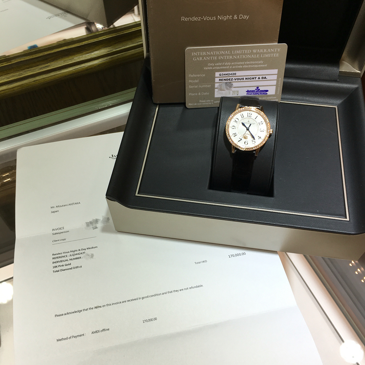 Jaeger-LeCoultre 积家 约会系列，3442420。34毫米表径，18K玫瑰金镶钻表壳，共镶嵌60颗钻石，银色扭索饰纹面盘，黑色移印数字，花形指针，表盘中心设有一个指示器，在晚间呈现月亮和星辰，在日间则呈现太阳图案。这款腕表按照天体运行的规律不断变换，仿佛上演一场极富诗意芭蕾舞。898A/1自动上弦机械机芯，动力储备38小时。专柜定价：164000元。 未使用品全套附件齐全。
