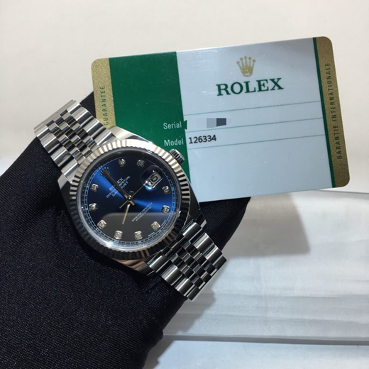ROLEX 劳力士 日志型系列，126334。41毫米表径，904L不锈钢(蚝式钢)；三角坑纹外圈则以18ct白色黄金打造，深蓝色面盘，中央时、分及秒针；3点位置日期显示，自动上弦机械机芯，专柜定价：73000元。  单表附保卡。