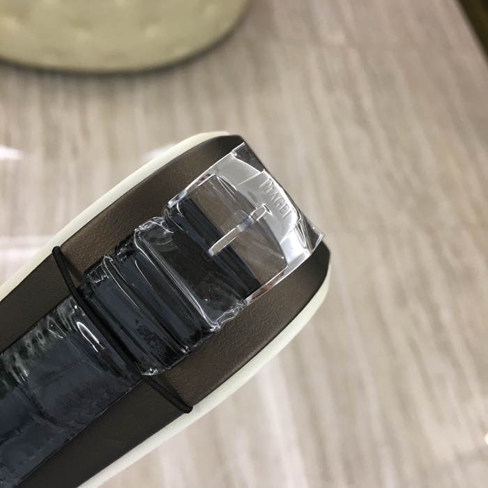 PIAGET 伯爵 ALTIPLANO系列，G0A35118。40毫米表径，18K白金镶钻表壳，银灰色面盘，10点位置小秒针装置。手动上弦机械机芯，动力储备61小时。 全套附件齐全。
