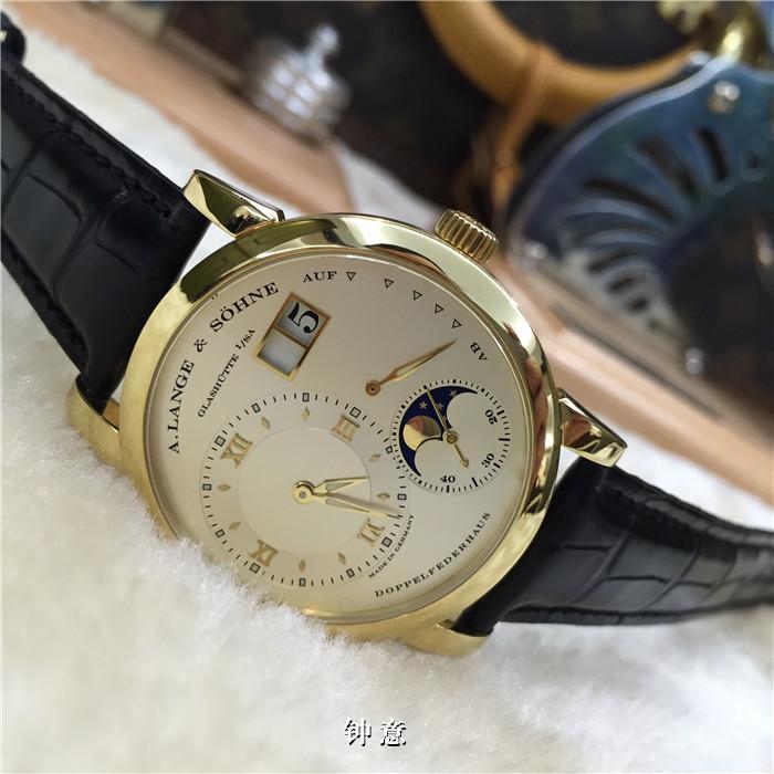 A. Lange & Sohne 朗格 LANGE 1 系列，?109.021。38.5毫米表径，18K黄金表壳，?银白色面盘，双窗大日历，月相盈亏，动力储存显示。?手动上弦机械机芯，动力储备72小时。 单表无附件。