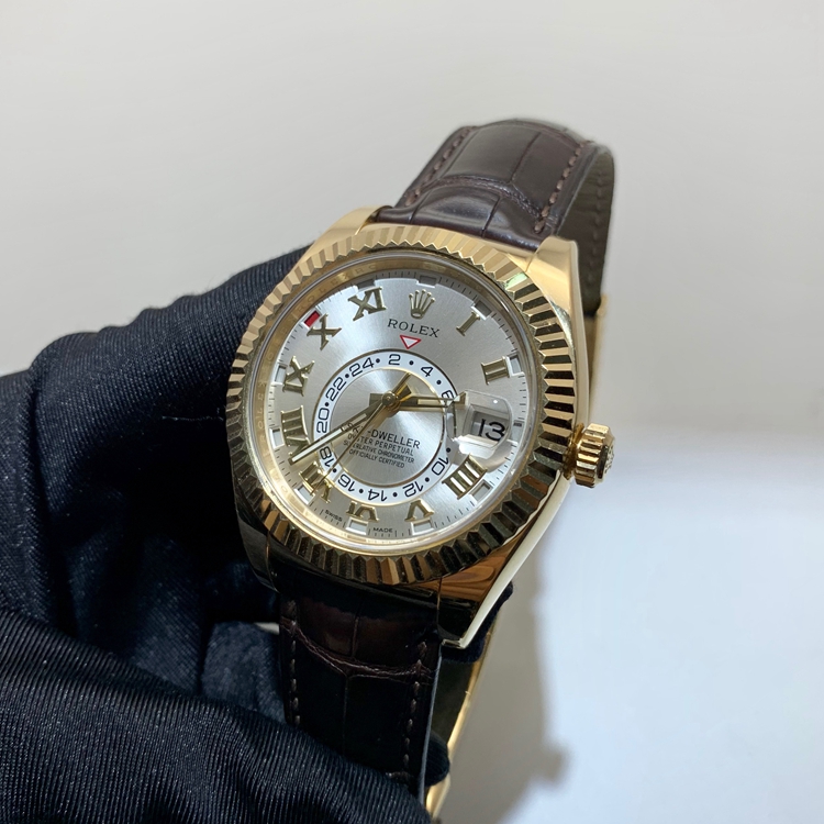 ROLEX 劳力士 SKY-DWELLER系列，326138。42毫米表径，18K黄金表壳，劳力士Ring Command三角坑纹双向旋转外圈，银色面盘，罗马数字时标，3点位置为防反光凸透式放大（2.5倍）日历窗，双时区功能，Cal.9001自动上弦机械机芯，动力储备72小时。专柜定价：297400元。 单表无附件。