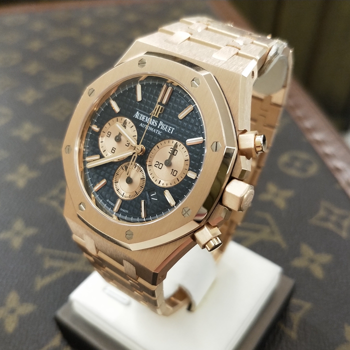 Audermars Piguet 爱彼 皇家橡树系列，26331OR.OO.1220OR.01。18K玫瑰金表壳，41毫米表径，蓝色表盘镌刻“Grande Tapisserie”大型格纹装饰，搭配玫瑰金色副表盘，玫瑰金材质荧光立体时标和皇家橡树指针。18K玫瑰金表带搭配AP字样折叠表扣。Calibre 2385计时自动上链机械机芯，动力储备40小时。专柜17年新款。 未使用品全套附件齐全。
