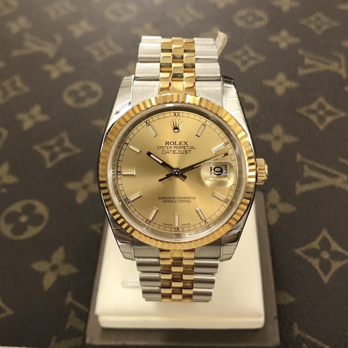 Rolex 劳力士 日志型系列，116233。36毫米表径，精钢18K黄金表壳，香槟色面盘，中央时、分及秒针；瞬跳日历，快速更正；秒针暂停功能以准确调校时间。防反光凸透式放大日历窗。自动上弦机械机芯。专柜定价：83300元。 单表无附件。